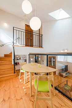 アイジースタイルハウス 変形地に建てた、スキップフロア×勾配天井×吹き抜けの家。「2年目の方が快適。成長する家ですね」の建築実例画像3