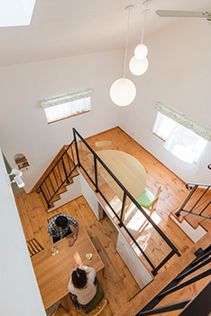 アイジースタイルハウス 変形地に建てた、スキップフロア×勾配天井×吹き抜けの家。「2年目の方が快適。成長する家ですね」の建築実例画像4