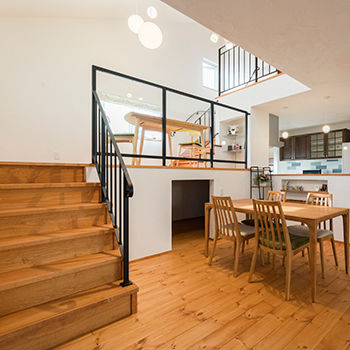 アイジースタイルハウス 変形地に建てた、スキップフロア×勾配天井×吹き抜けの家。「2年目の方が快適。成長する家ですね」の建築実例画像10
