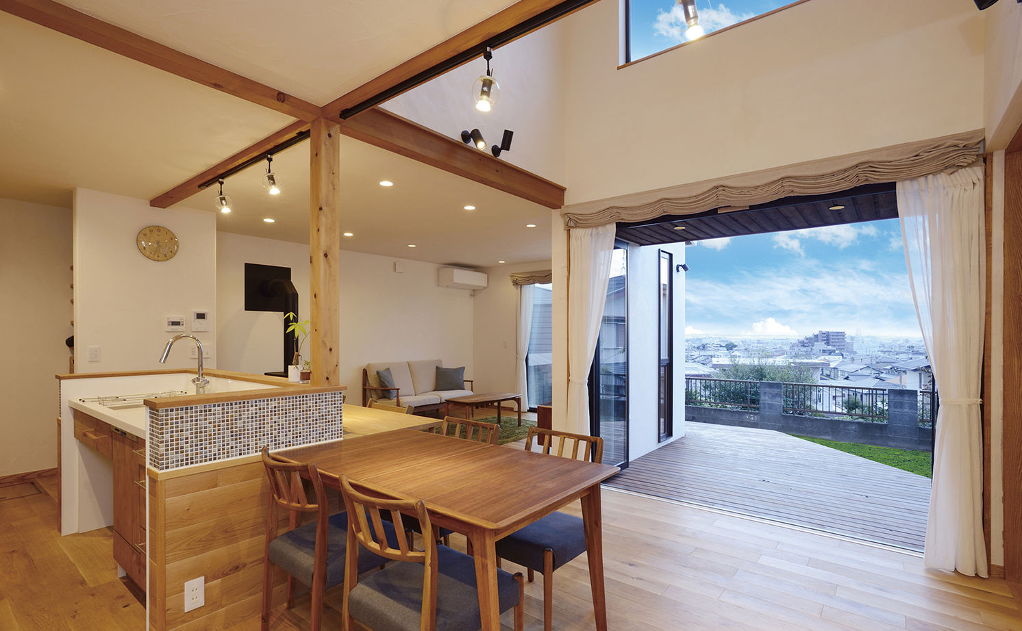 アイジースタイルハウス 【ハイグレード×自然素材】借景に季節を感じる、外と緩やかにつながる家。「空と緑に心癒される毎日です」の建築実例画像2