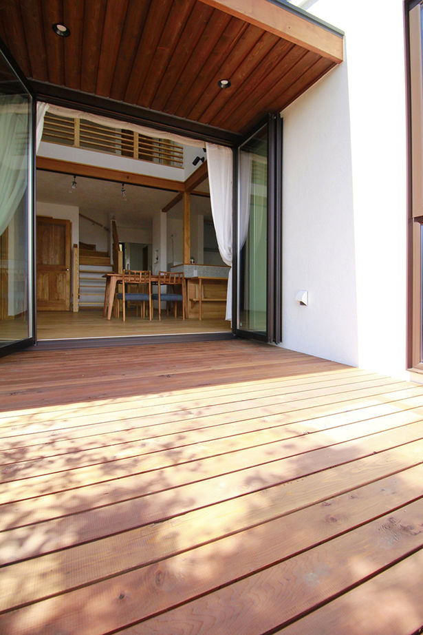 アイジースタイルハウス 【ハイグレード×自然素材】借景に季節を感じる、外と緩やかにつながる家。「空と緑に心癒される毎日です」の建築実例画像3