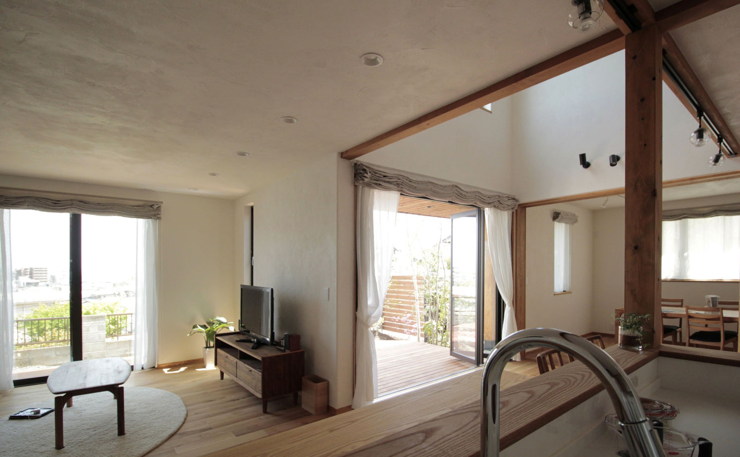 アイジースタイルハウス 【ハイグレード×自然素材】借景に季節を感じる、外と緩やかにつながる家。「空と緑に心癒される毎日です」の建築実例画像4