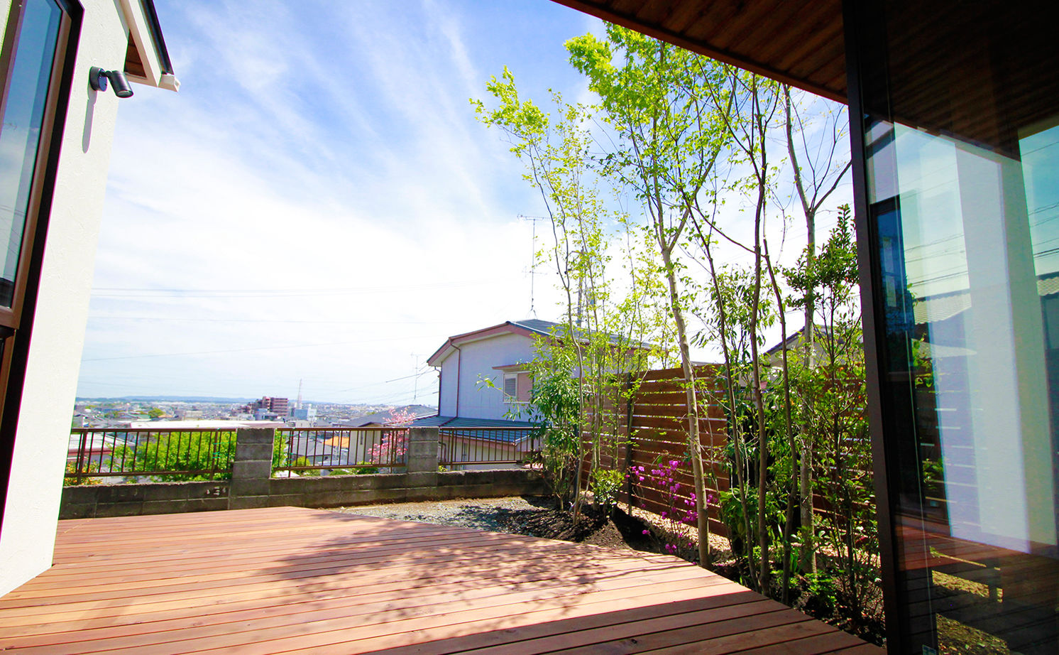 アイジースタイルハウス 【ハイグレード×自然素材】借景に季節を感じる、外と緩やかにつながる家。「空と緑に心癒される毎日です」の建築実例画像10