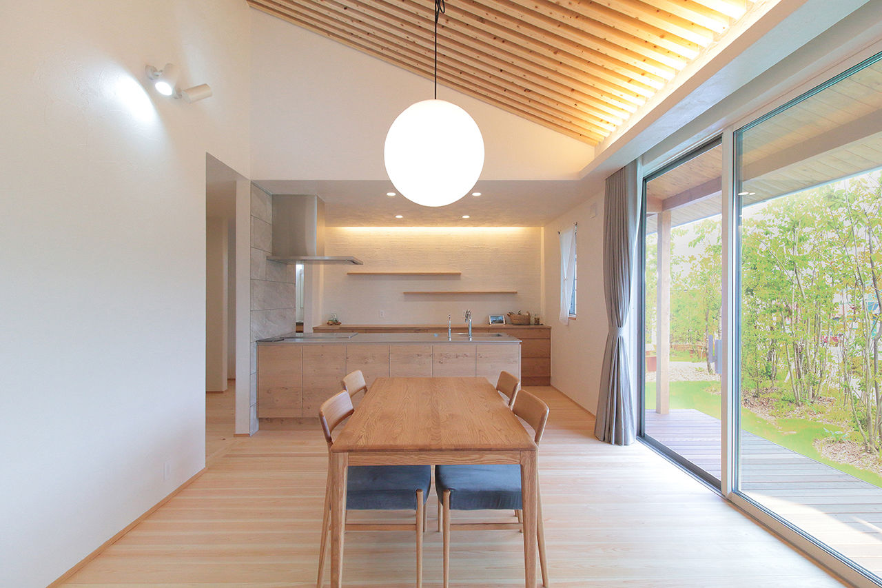 アイジースタイルハウス 【平屋風×和モダン】緑と暮らす平屋風2階建て。大屋根に天井格子、職人の技が息づく作品のような一邸の建築実例画像2