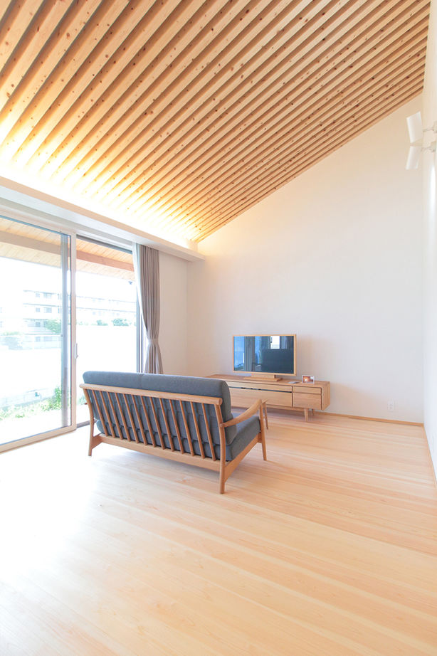 アイジースタイルハウス 【平屋風×和モダン】緑と暮らす平屋風2階建て。大屋根に天井格子、職人の技が息づく作品のような一邸の建築実例画像3