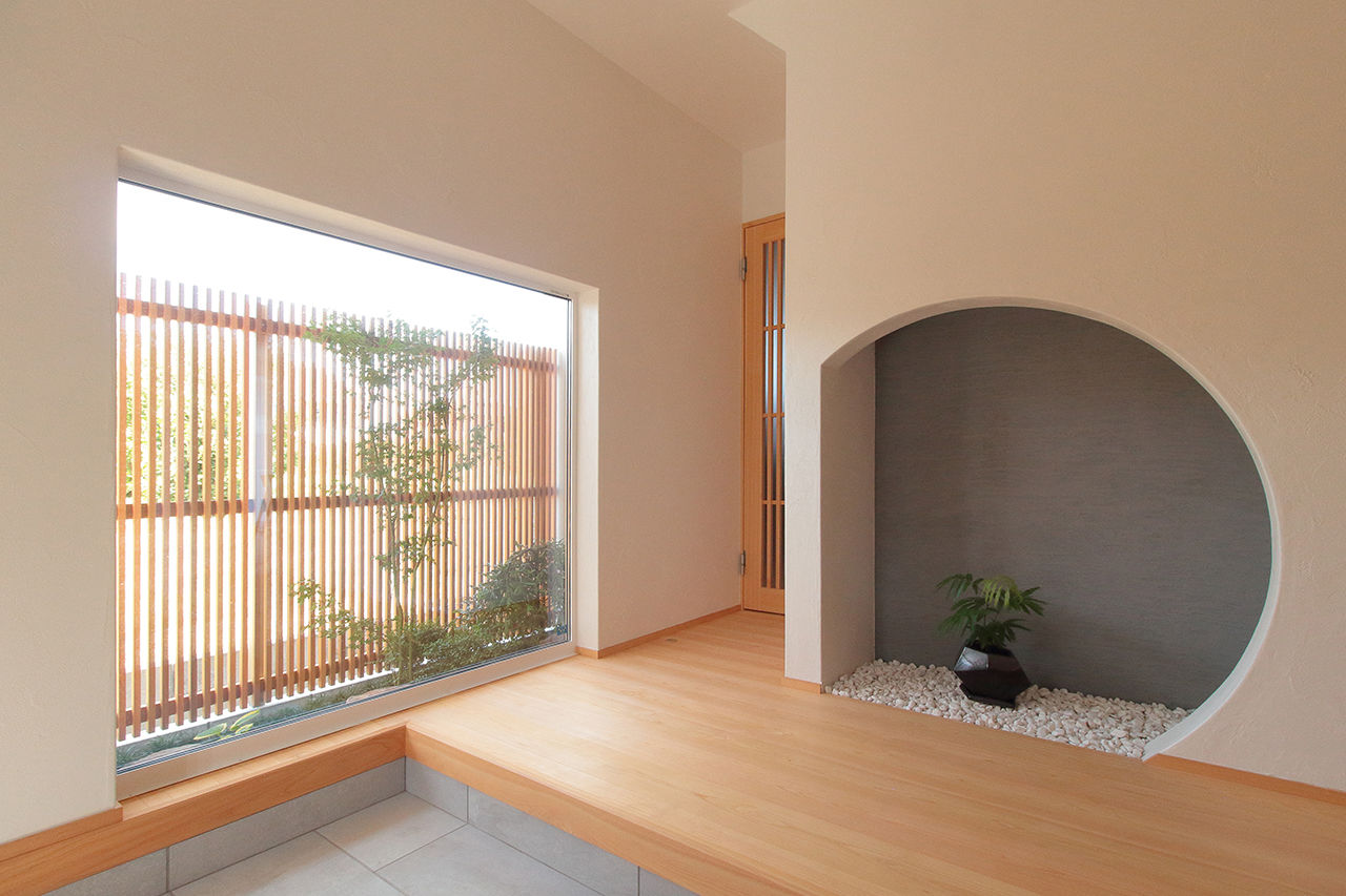 アイジースタイルハウス 【平屋風×和モダン】緑と暮らす平屋風2階建て。大屋根に天井格子、職人の技が息づく作品のような一邸の建築実例画像4