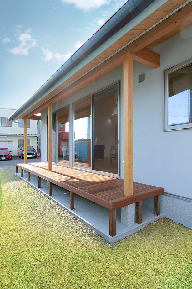 アイジースタイルハウス 【平屋風×和モダン】緑と暮らす平屋風2階建て。大屋根に天井格子、職人の技が息づく作品のような一邸の建築実例画像8