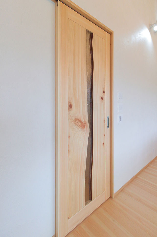 アイジースタイルハウス 【平屋風×和モダン】緑と暮らす平屋風2階建て。大屋根に天井格子、職人の技が息づく作品のような一邸の建築実例画像9