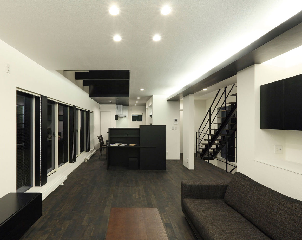 エイベルホーム 【ビルトインガレージ｜バルコニー｜3階建｜4LDK】5千冊以上を収納できる本棚。優美なシンプルモダンな邸宅の建築実例画像2