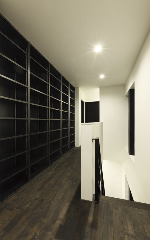 エイベルホーム 【ビルトインガレージ｜バルコニー｜3階建｜4LDK】5千冊以上を収納できる本棚。優美なシンプルモダンな邸宅の建築実例画像4