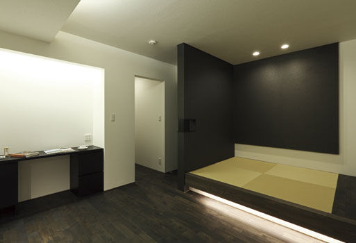 エイベルホーム 【ビルトインガレージ｜バルコニー｜3階建｜4LDK】5千冊以上を収納できる本棚。優美なシンプルモダンな邸宅の建築実例画像5