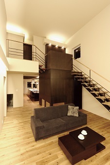 エイベルホーム 【中庭｜書斎｜造作風呂｜厳選素材｜4LDK】どこにいても光と風を感じる、中庭のあるシンプルモダンな邸宅の建築実例画像2