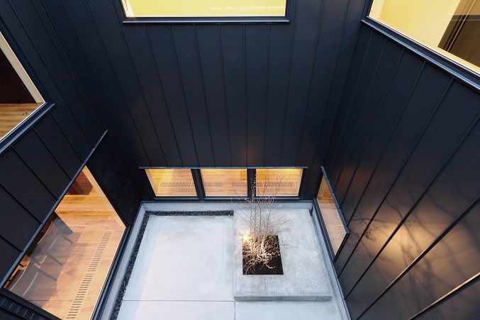 エイベルホーム 【中庭｜書斎｜造作風呂｜厳選素材｜4LDK】どこにいても光と風を感じる、中庭のあるシンプルモダンな邸宅の建築実例画像7