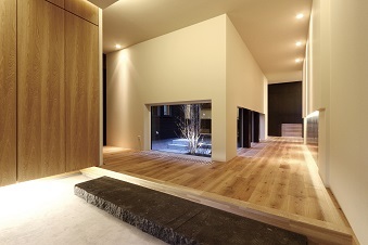 エイベルホーム 【中庭｜書斎｜造作風呂｜厳選素材｜4LDK】どこにいても光と風を感じる、中庭のあるシンプルモダンな邸宅の建築実例画像8