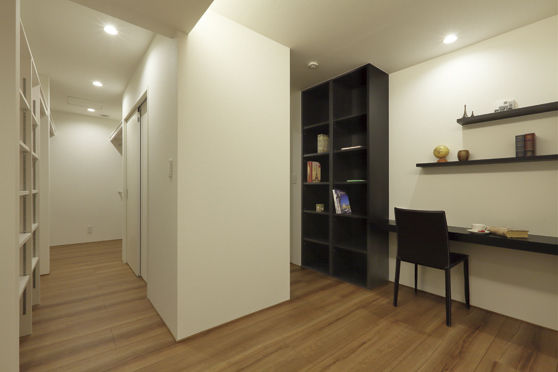 エイベルホーム 【収納豊富｜和室｜4LDK】シーンに応じた洗練の空間をスキップフロアが繋ぐシンプルモダンな邸宅の建築実例画像5