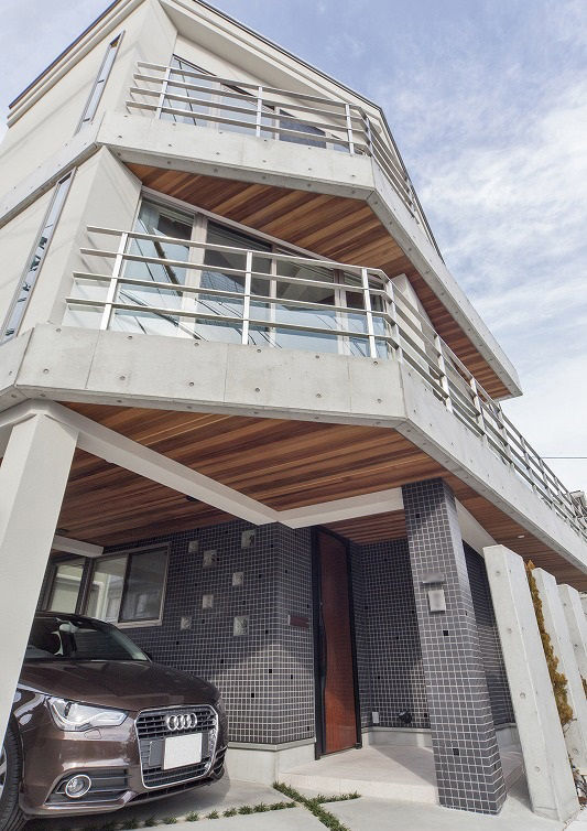 Space Labo　永冨 【ビルトインガレージ×変形地×重量鉄骨3階建】木、コンクリート、ステンレス等異素材を生かした外観にの建築実例画像2
