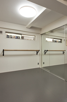 Space Labo　永冨 【ビルトインガレージ×変形地×重量鉄骨3階建】木、コンクリート、ステンレス等異素材を生かした外観にの建築実例画像9