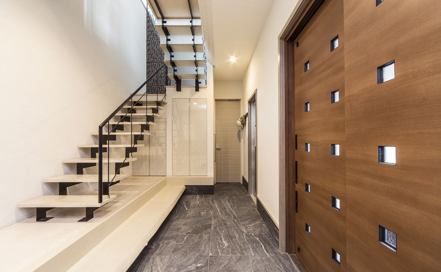 Space Labo　永冨 【愛知県×３人暮らし×ビルトインガレージ×2階リビング×バルコニー】プライバシーが守られたガレージハウスの建築実例画像7