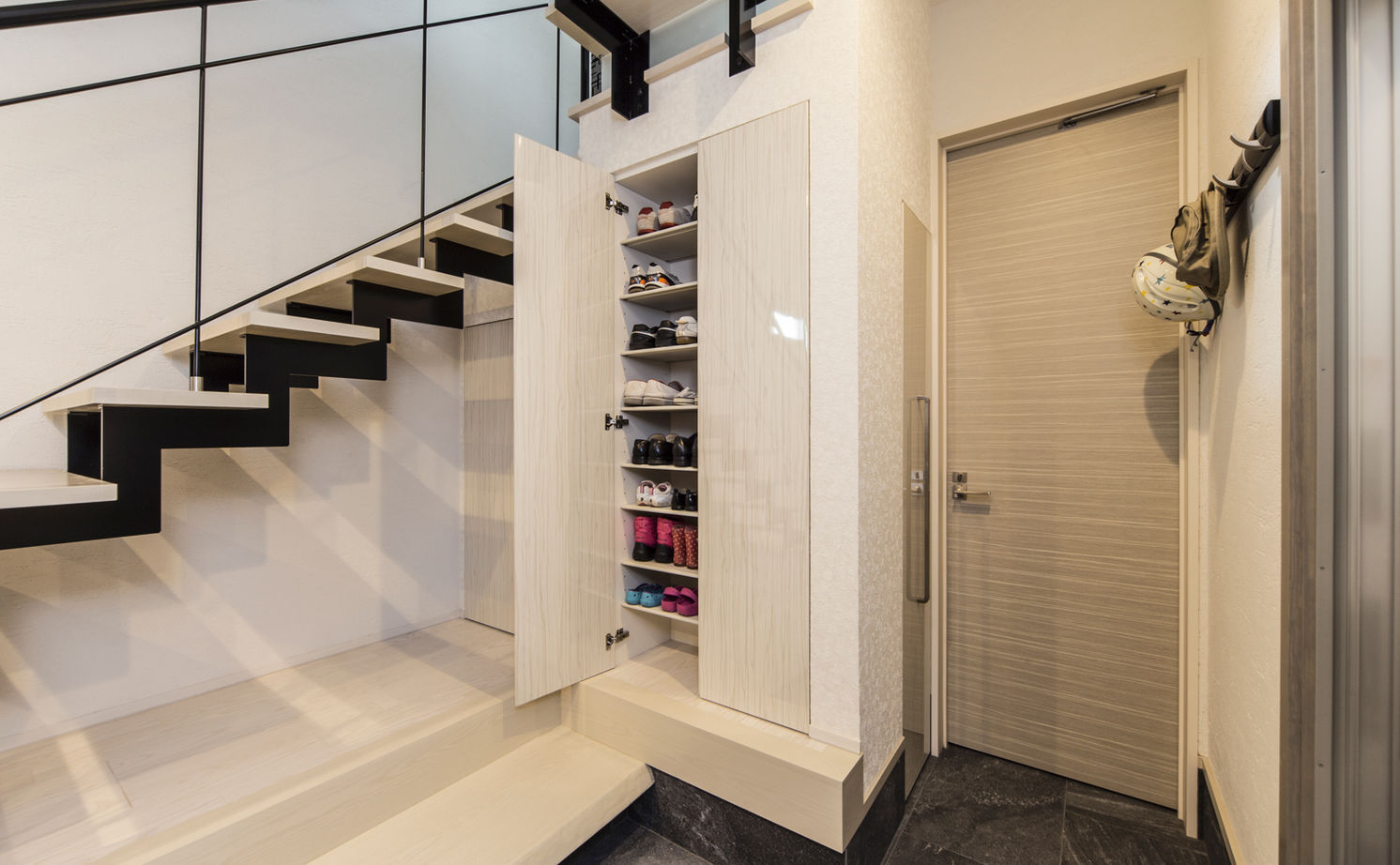 Space Labo　永冨 【愛知県×３人暮らし×ビルトインガレージ×2階リビング×バルコニー】プライバシーが守られたガレージハウスの建築実例画像9