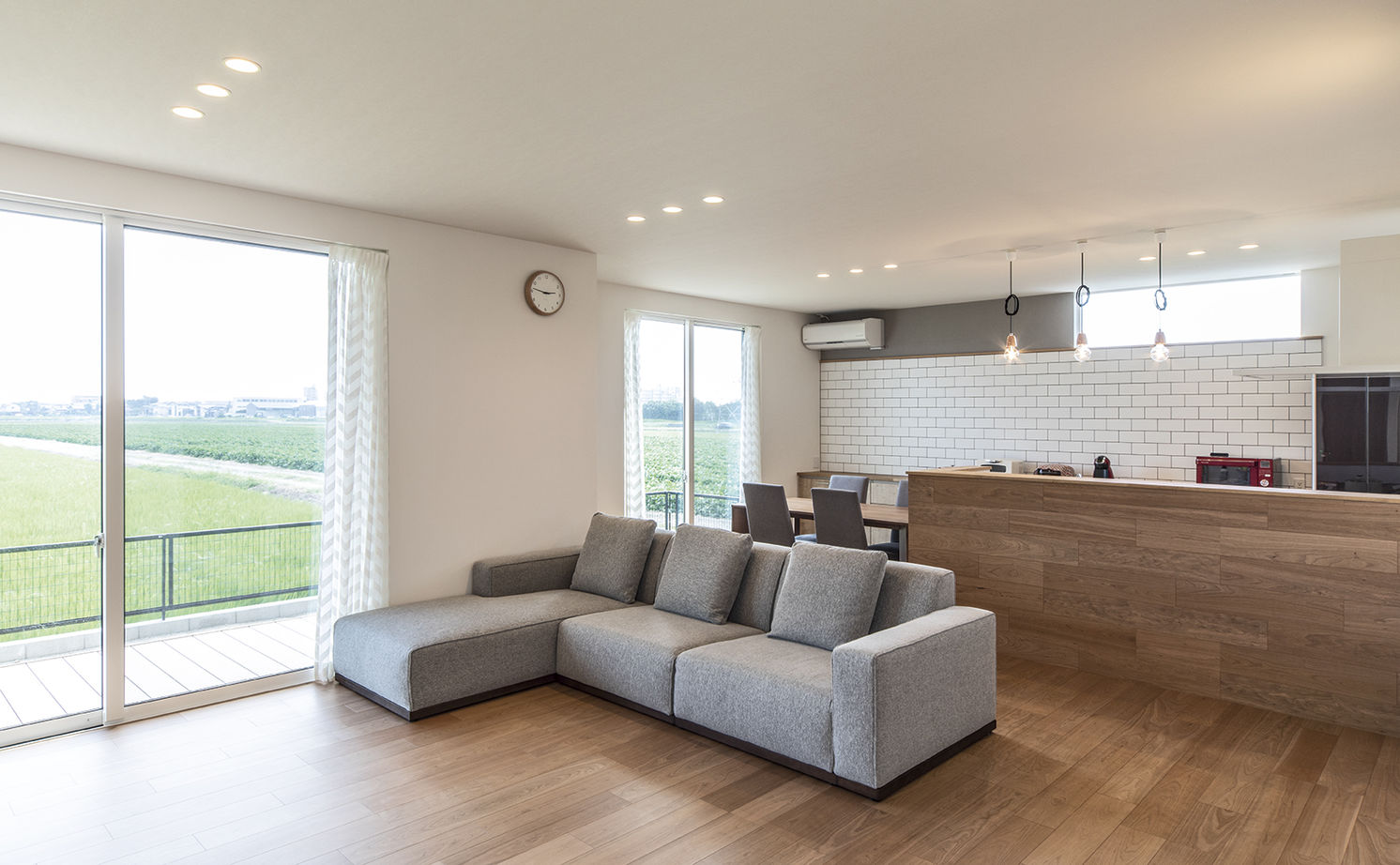 アールギャラリー(アールプランナー) 【平屋/3000万円台/30坪台/間取り有】柱のない大空間と高天井で「広く住む」。スタイリッシュな平屋の家の建築実例画像7