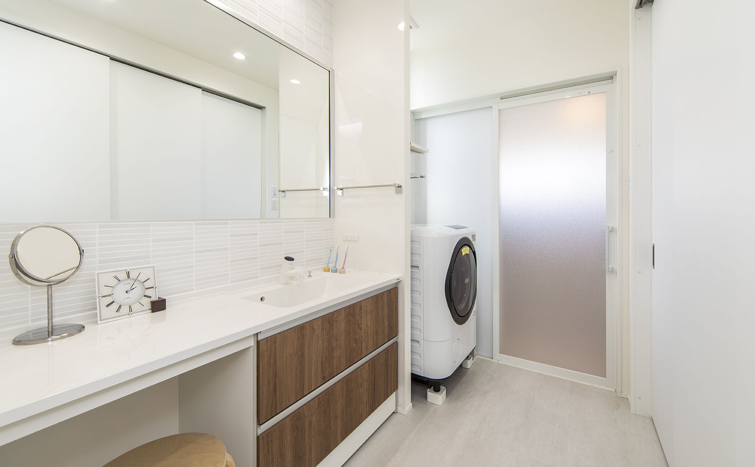 アールギャラリー(アールプランナー) 【平屋/3000万円台/30坪台/間取り有】柱のない大空間と高天井で「広く住む」。スタイリッシュな平屋の家の建築実例画像10