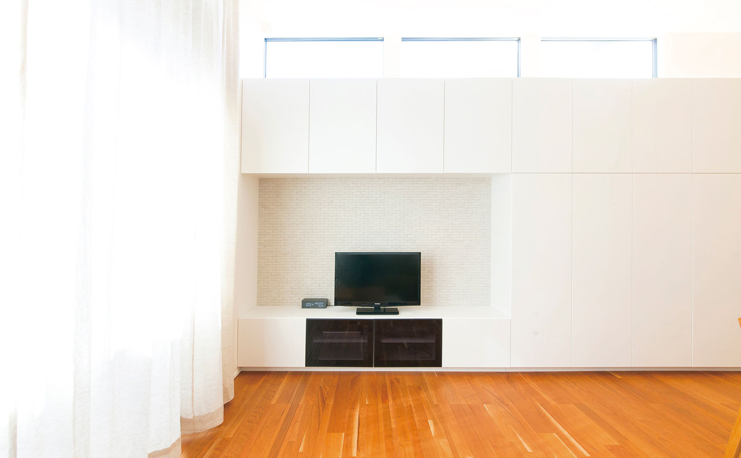 アールギャラリー(アールプランナー) 【1000万円台/狭小住宅/20坪台/2階建て/間取り図】3ｍ超の天井高に壁一面の収納。狭小間口でも絵になる家の建築実例画像7