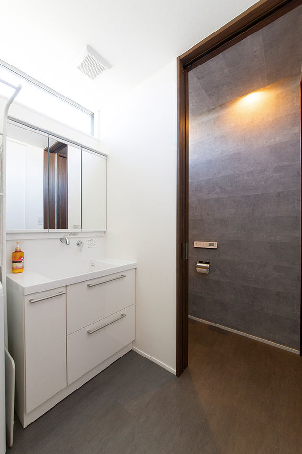 アールギャラリー(アールプランナー) 【1000万円台/狭小住宅/20坪台/2階建て/間取り図】3ｍ超の天井高に壁一面の収納。狭小間口でも絵になる家の建築実例画像15