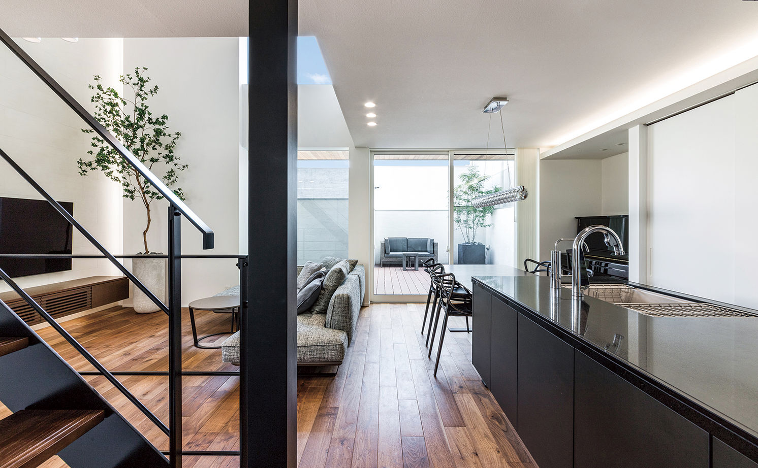 アールギャラリー(アールプランナー) 【4000万円/3階建て/40坪台/間取り図】生活感を出さない工夫満載。外観はクローズ、内観は解放感のギャップの建築実例画像4