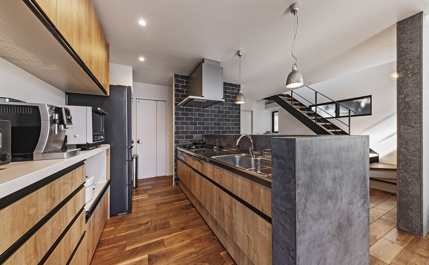 アールギャラリー(アールプランナー) 【2000万円台/30坪台/間取り図】こだわりの壁や窓、照明で創る吹き抜けを楽しむインダストリアルハウスの建築実例画像7