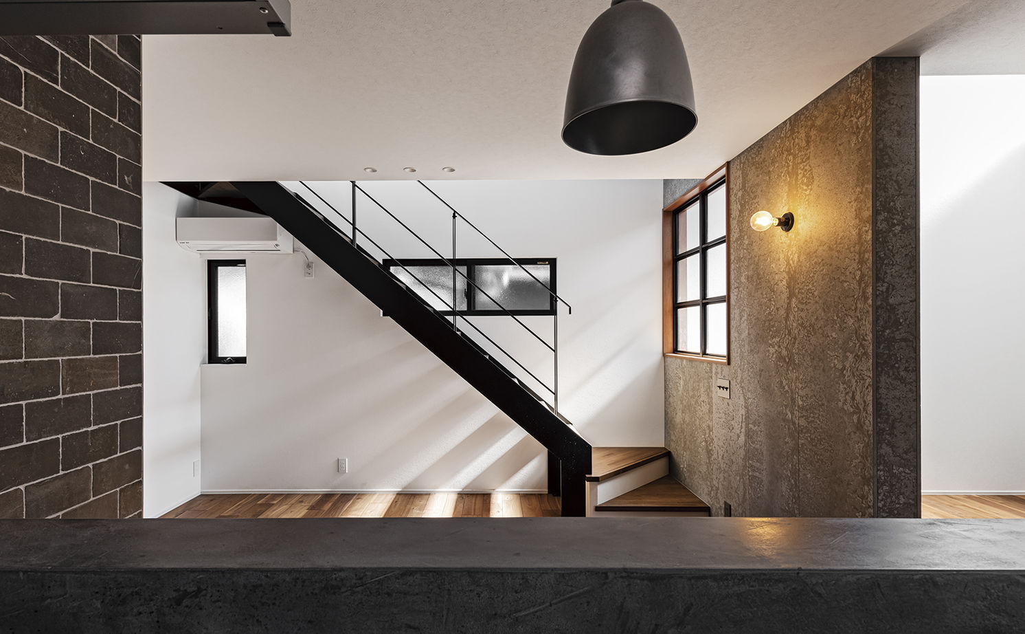 アールギャラリー(アールプランナー) 【2000万円台/30坪台/間取り図】こだわりの壁や窓、照明で創る吹き抜けを楽しむインダストリアルハウスの建築実例画像9