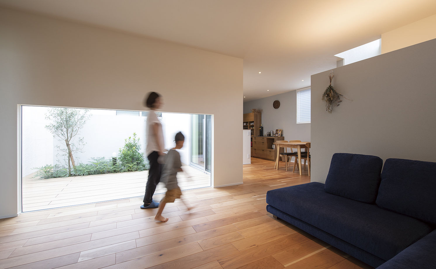 アールギャラリー(アールプランナー) 【2000万円台/30坪台/ウッドデッキ/間取り有】コートハウスの中庭で家族だけが楽しめる悠々自適生活の建築実例画像3