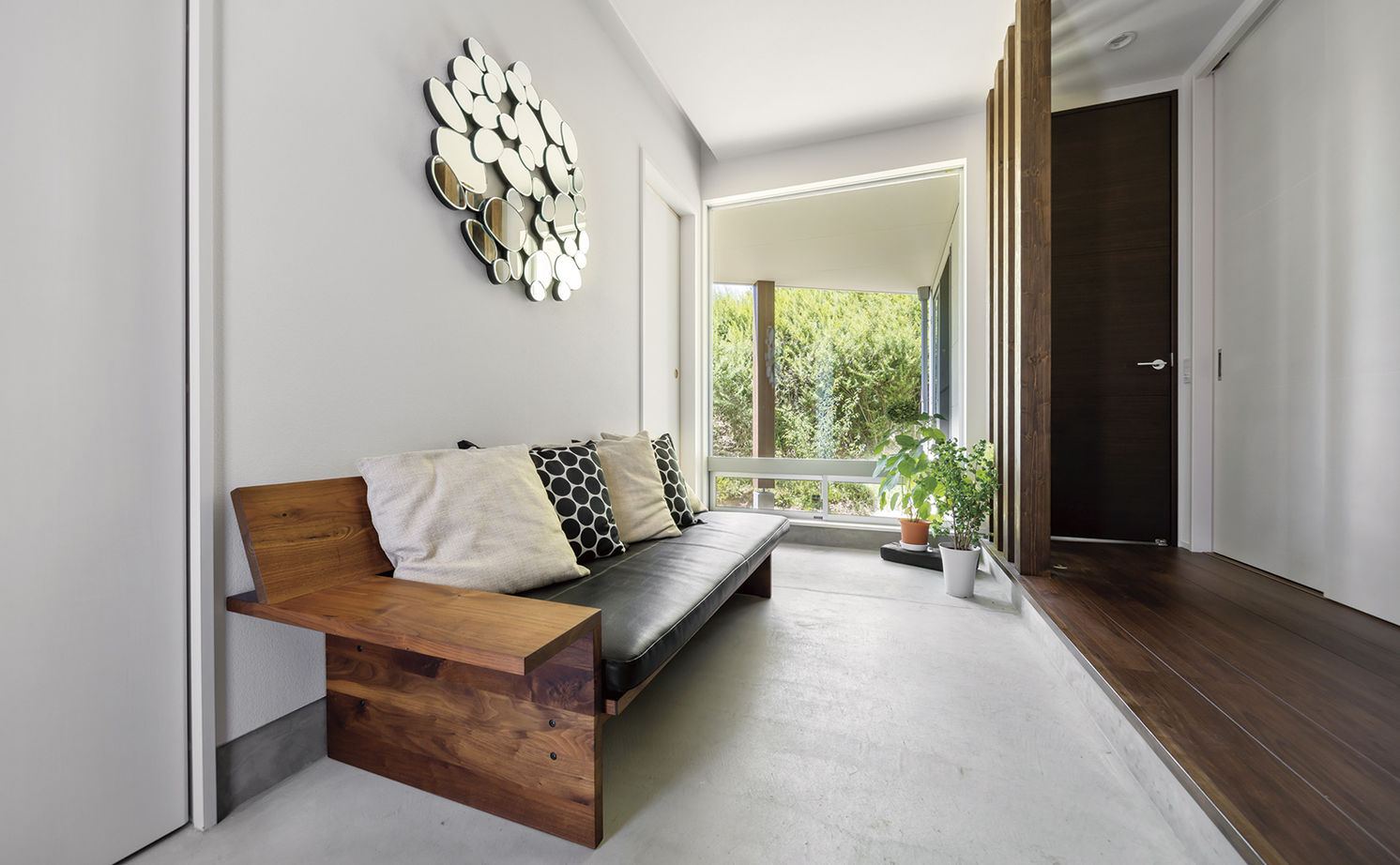 アールギャラリー(アールプランナー) 【2000万円台/30坪台】豊かな緑を借景にした暮らし。絵になる土間玄関とスキップフロアのある家の建築実例画像1