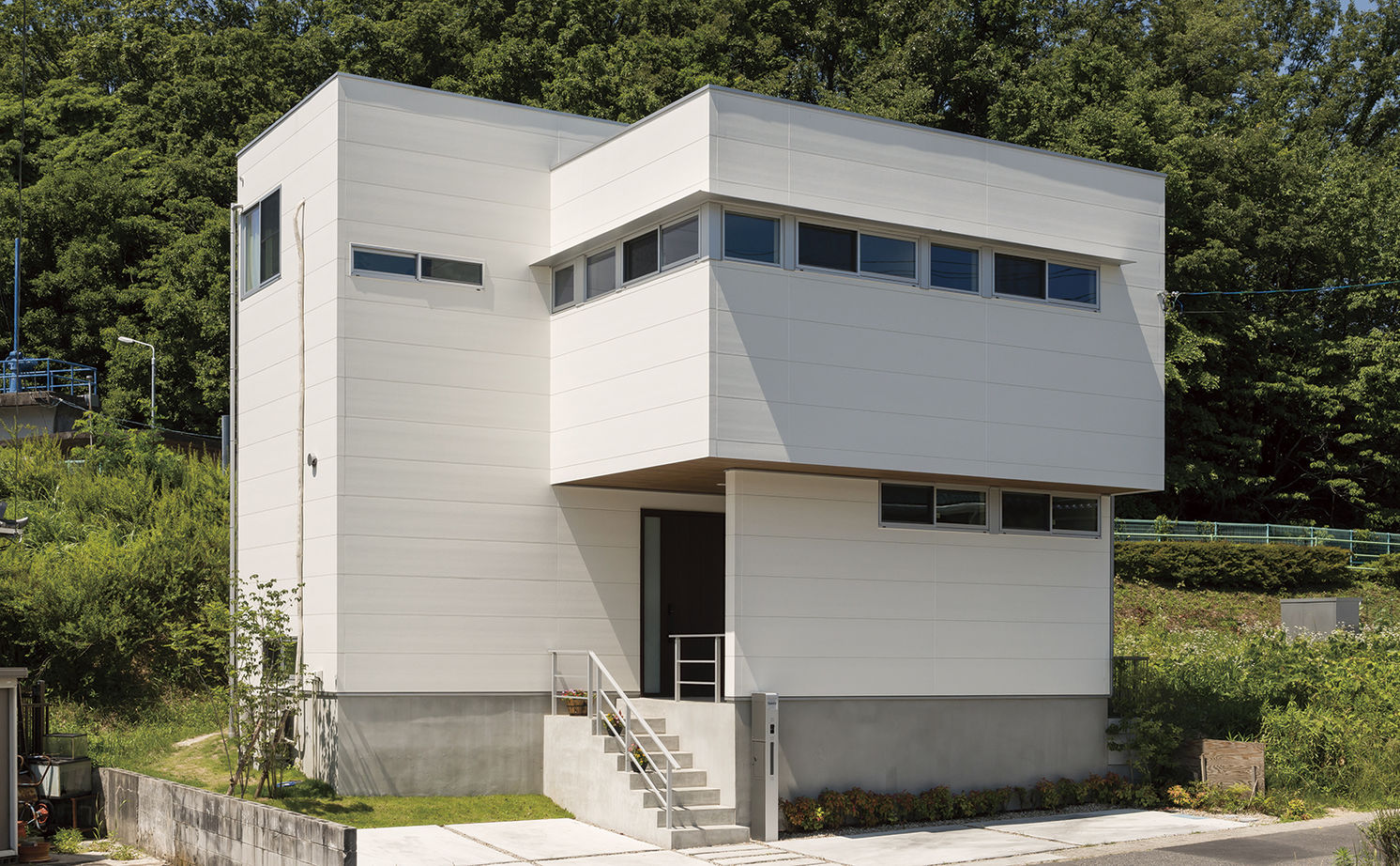 アールギャラリー(アールプランナー) 【2000万円台/30坪台】豊かな緑を借景にした暮らし。絵になる土間玄関とスキップフロアのある家の建築実例画像2