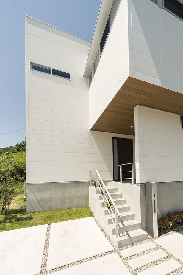 アールギャラリー(アールプランナー) 【2000万円台/30坪台】豊かな緑を借景にした暮らし。絵になる土間玄関とスキップフロアのある家の建築実例画像3