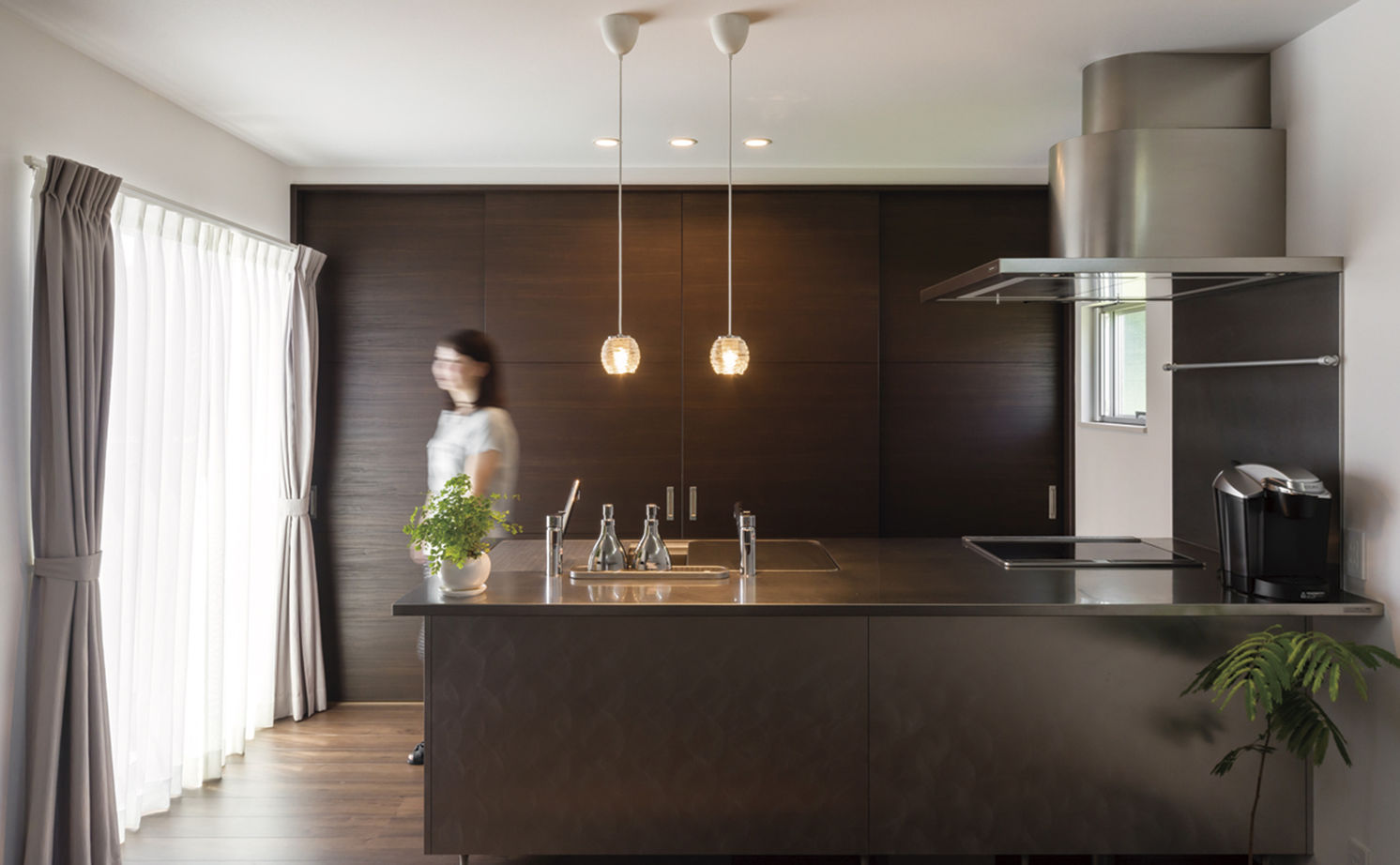 アールギャラリー(アールプランナー) 【2000万円台/30坪台】豊かな緑を借景にした暮らし。絵になる土間玄関とスキップフロアのある家の建築実例画像4