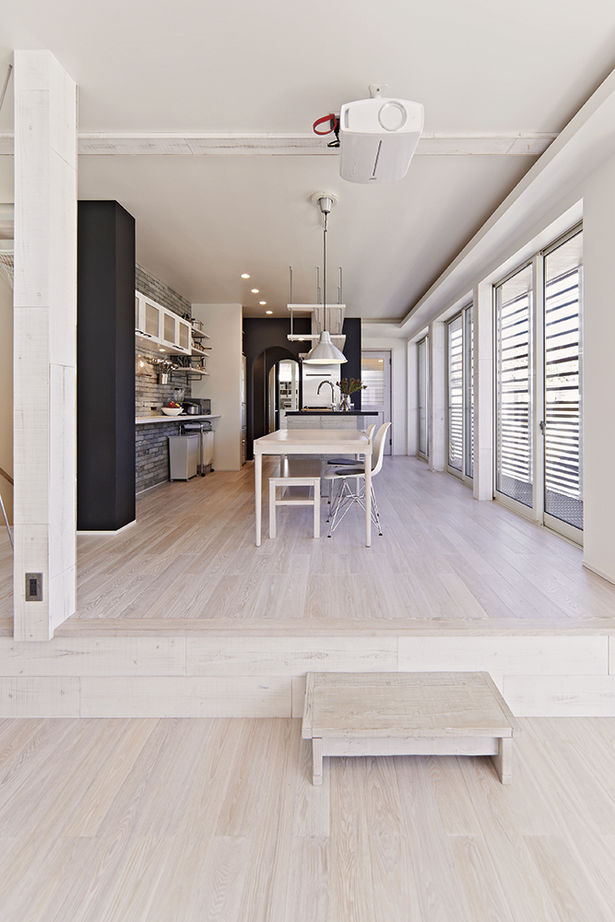 アールギャラリー(アールプランナー) 【3000万円台/50坪台】四季の移ろいを楽しむリゾート空間。新旧素材を融合した、3階建ガレージハウスの建築実例画像3