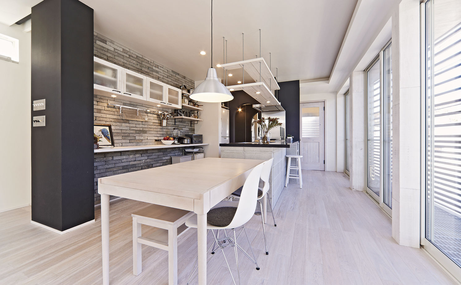 アールギャラリー(アールプランナー) 【3000万円台/50坪台】四季の移ろいを楽しむリゾート空間。新旧素材を融合した、3階建ガレージハウスの建築実例画像4