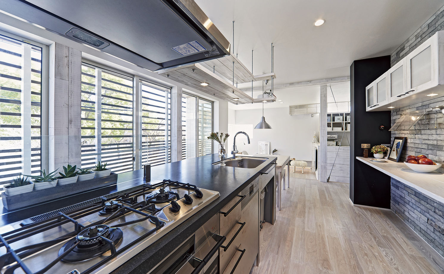 アールギャラリー(アールプランナー) 【3000万円台/50坪台】四季の移ろいを楽しむリゾート空間。新旧素材を融合した、3階建ガレージハウスの建築実例画像6