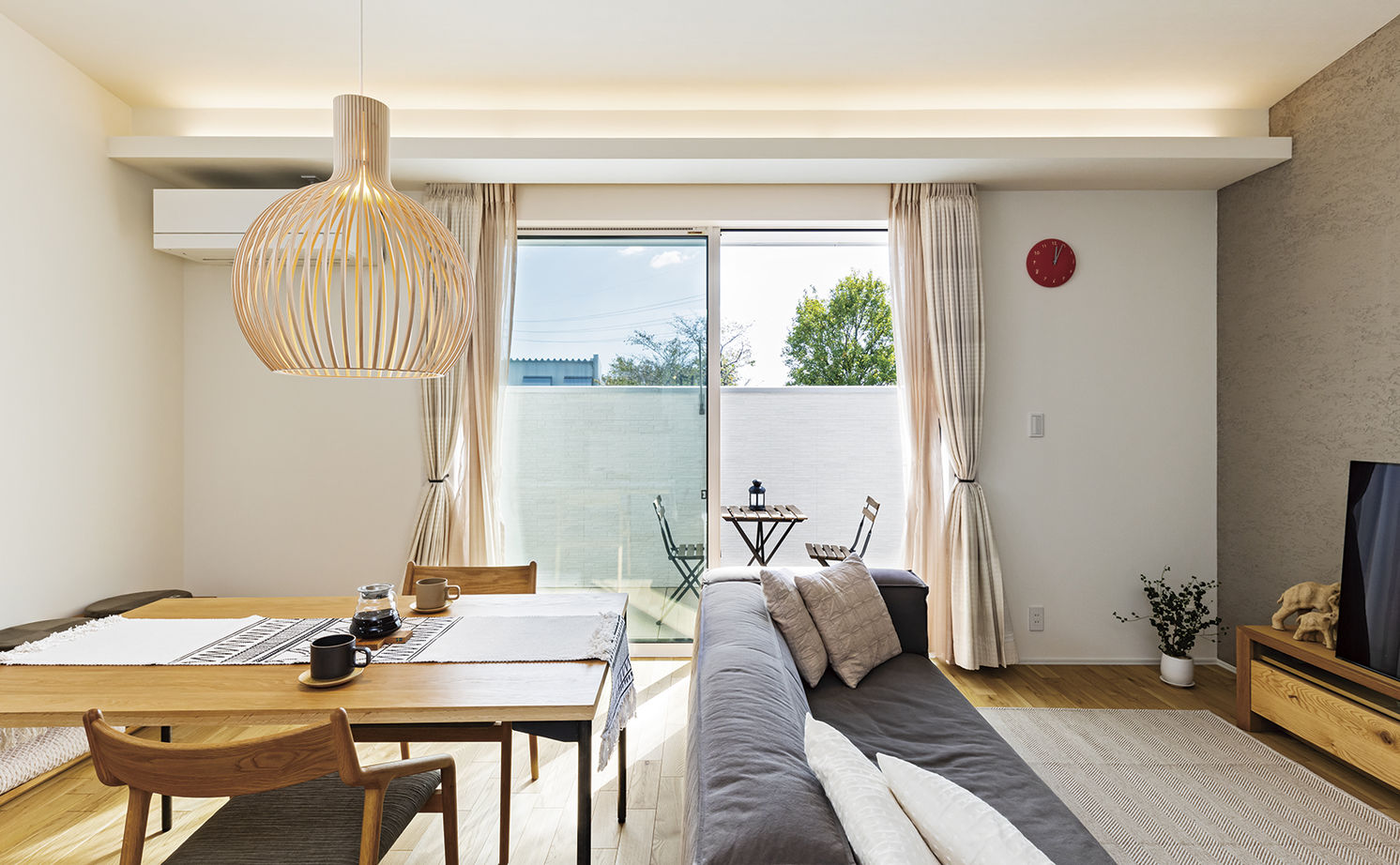 アールギャラリー(アールプランナー) 【2000万円台/30坪台/間取り有】吹付壁外観、造作家具、アンティーク照明。素材使いがおしゃれな家の建築実例画像2