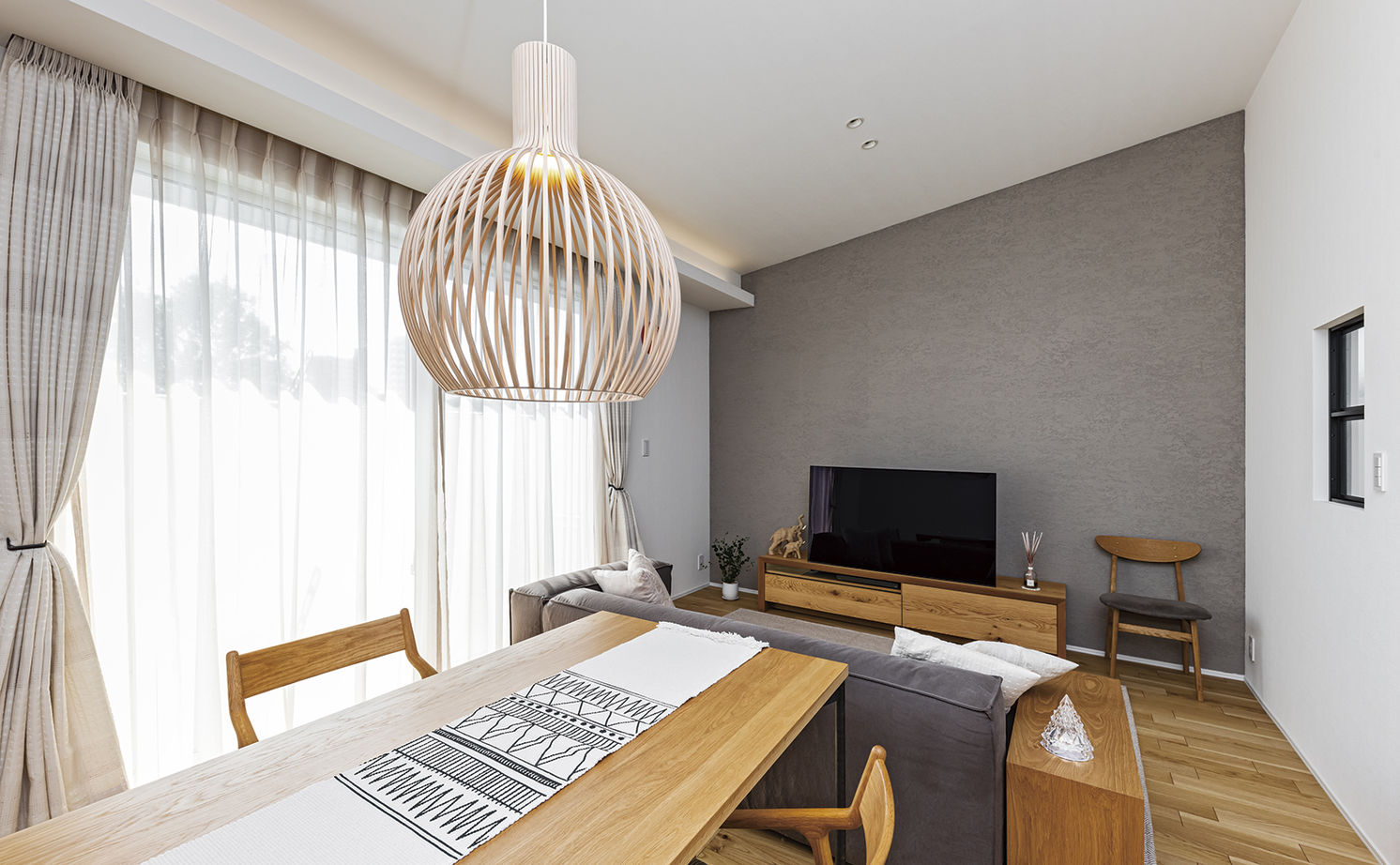 アールギャラリー(アールプランナー) 【2000万円台/30坪台/間取り有】吹付壁外観、造作家具、アンティーク照明。素材使いがおしゃれな家の建築実例画像6