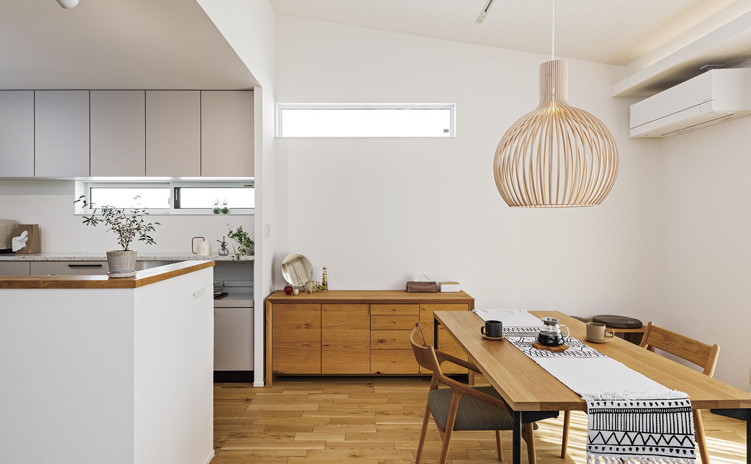 アールギャラリー(アールプランナー) 【2000万円台/30坪台/間取り有】吹付壁外観、造作家具、アンティーク照明。素材使いがおしゃれな家の建築実例画像7