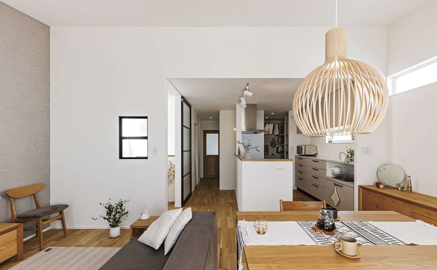 アールギャラリー(アールプランナー) 【2000万円台/30坪台/間取り有】吹付壁外観、造作家具、アンティーク照明。素材使いがおしゃれな家の建築実例画像8