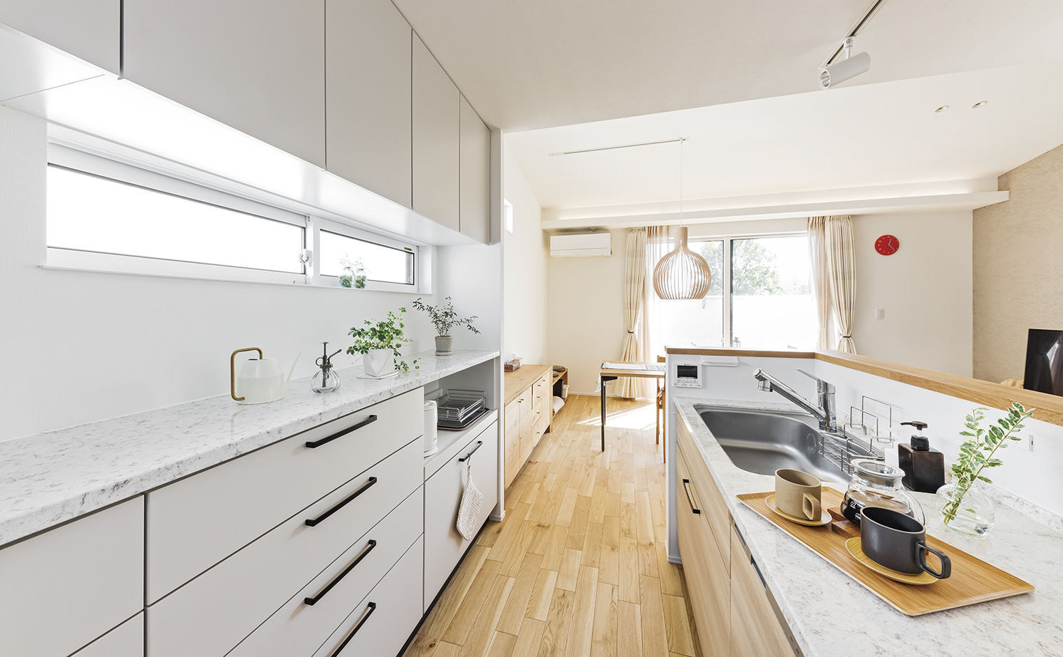 アールギャラリー(アールプランナー) 【2000万円台/30坪台/間取り有】吹付壁外観、造作家具、アンティーク照明。素材使いがおしゃれな家の建築実例画像11