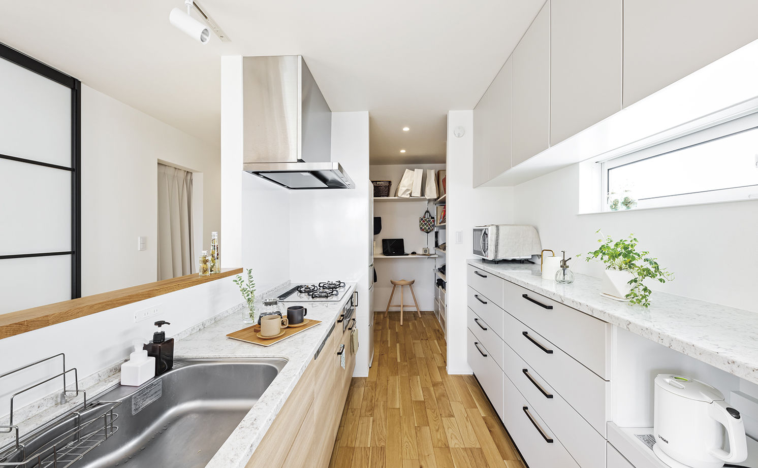 アールギャラリー(アールプランナー) 【2000万円台/30坪台/間取り有】吹付壁外観、造作家具、アンティーク照明。素材使いがおしゃれな家の建築実例画像12