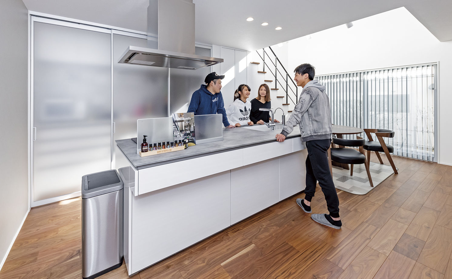 アールギャラリー(アールプランナー) 【2000万円台/40坪/間取り図有】設計士と描く、吹抜けダイニング×ピットリビングの明るい家の建築実例画像2