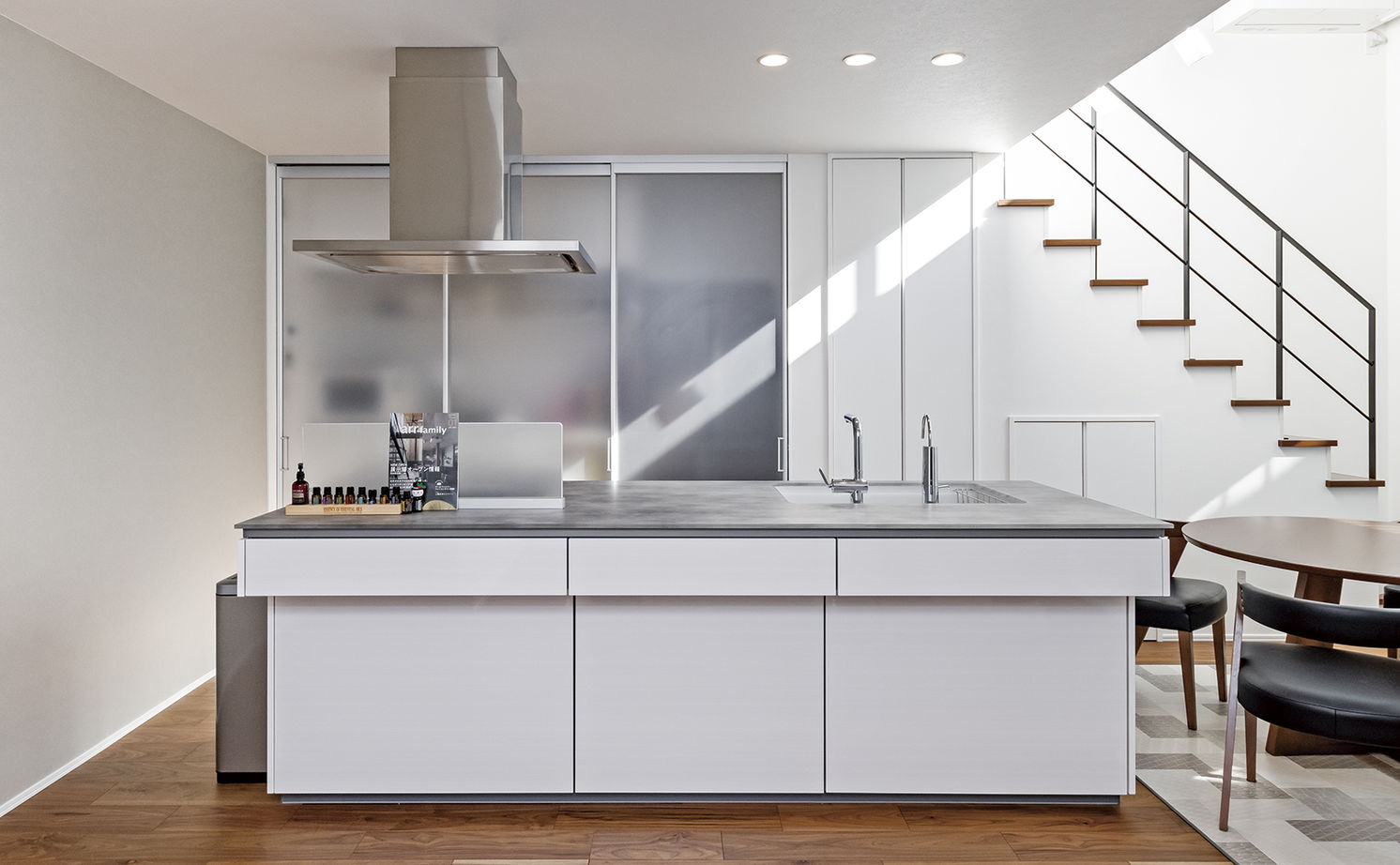 アールギャラリー(アールプランナー) 【2000万円台/40坪/間取り図有】設計士と描く、吹抜けダイニング×ピットリビングの明るい家の建築実例画像4