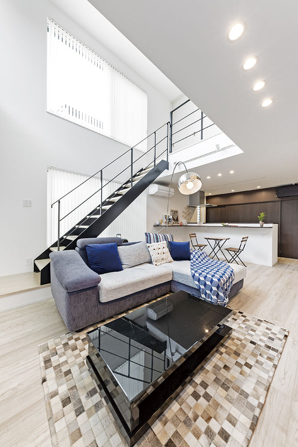 アールギャラリー(アールプランナー) 【2000万円台/30坪/旗竿地/間取り図】狭小地でつくる吹抜けと回廊、土間。壁をなくした玄関で開放的な家にの建築実例画像3