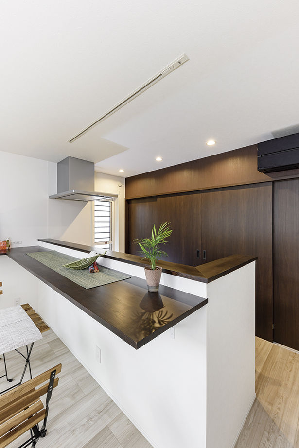 アールギャラリー(アールプランナー) 【2000万円台/30坪/旗竿地/間取り図】狭小地でつくる吹抜けと回廊、土間。壁をなくした玄関で開放的な家にの建築実例画像6