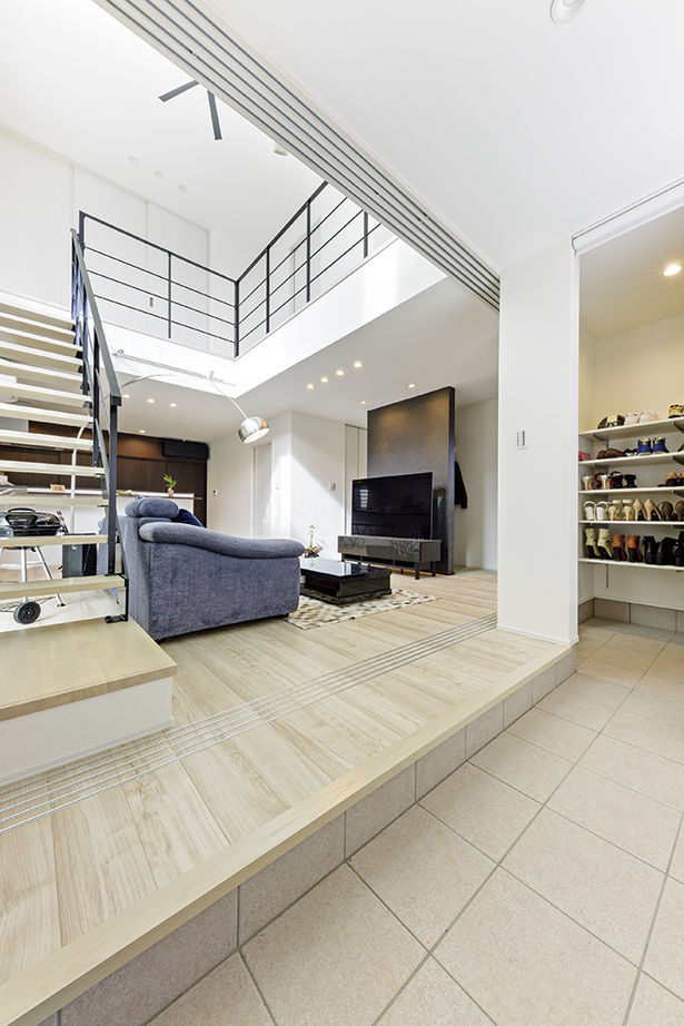 アールギャラリー(アールプランナー) 【2000万円台/30坪/旗竿地/間取り図】狭小地でつくる吹抜けと回廊、土間。壁をなくした玄関で開放的な家にの建築実例画像7