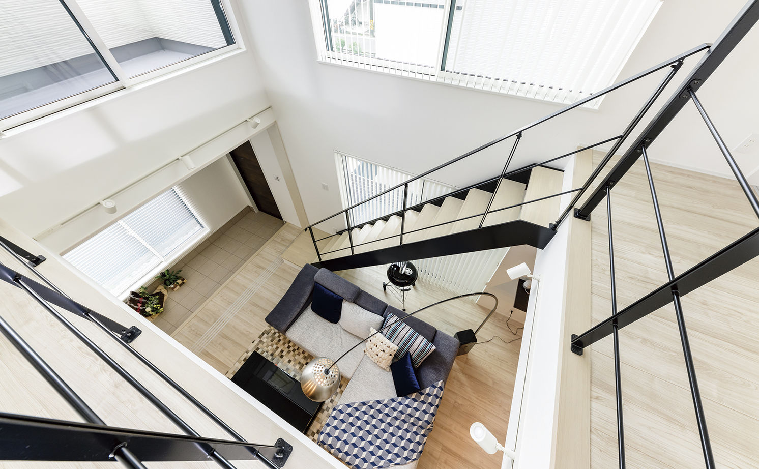 アールギャラリー(アールプランナー) 【2000万円台/30坪/旗竿地/間取り図】狭小地でつくる吹抜けと回廊、土間。壁をなくした玄関で開放的な家にの建築実例画像8